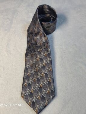 Men's Gray Patterned Tie with Gold Accent